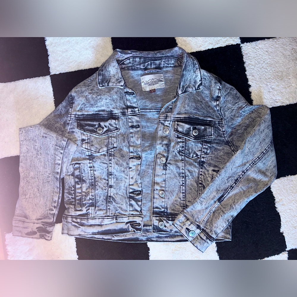 “Ashley Vintage Charm” cropped acid wash denim jean jacket size medium women’s